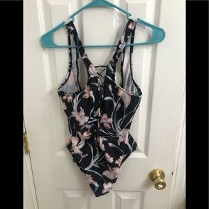 🌼3/$15🌼 BluC one piece lace up front floral swimsuit large